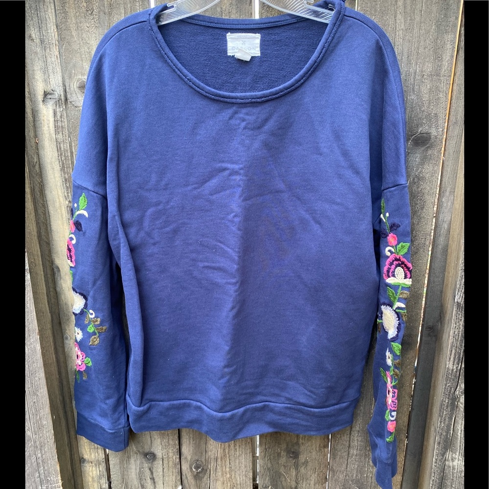 CASLON Navy Blue Sweatshirt w/Embroidered Sleeves